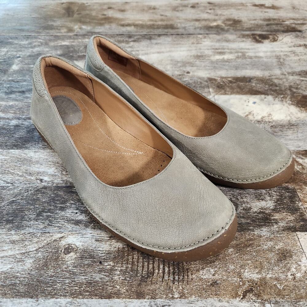 Clarks Womens 9 Taupe Suede Leather Flats Comfort Slip On Ballet Shoes Casual